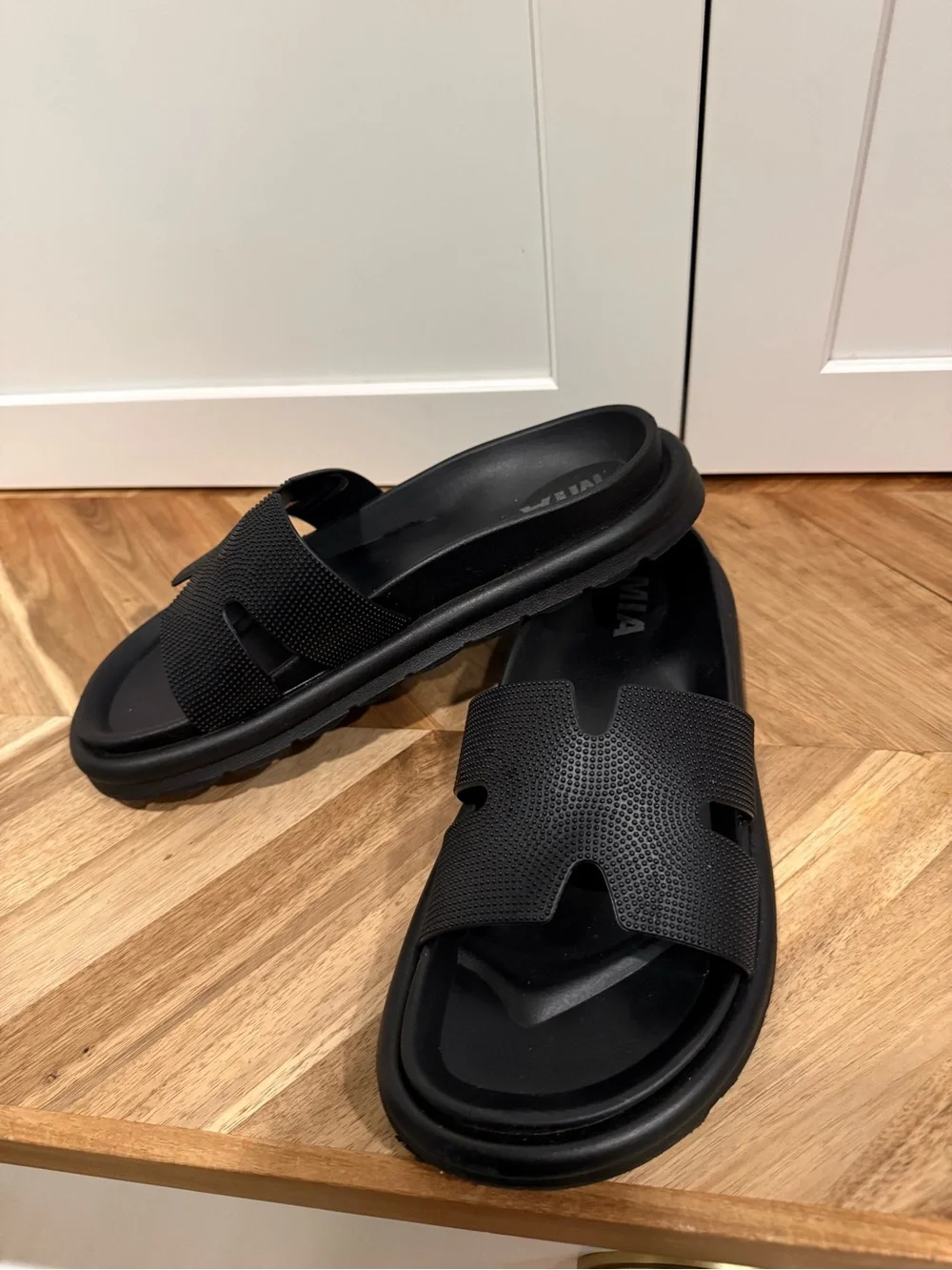 MIA women’s size 8 Textured Black Slide Sandals
